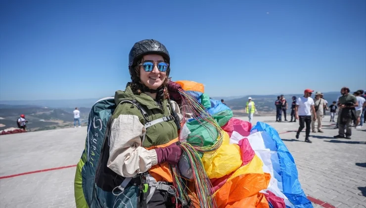 Artvin Vali Yardımcısı Dilara Şenoğlu Bilecik’te Yamaç Paraşütü Gösteri Uçuşu Yaptı