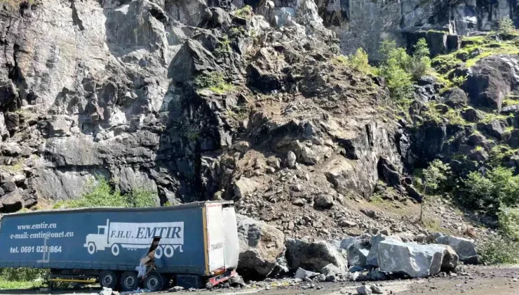 Artvin Hopa’da Tır Parkında Heyelan: 3 Tır Zarar Gördü