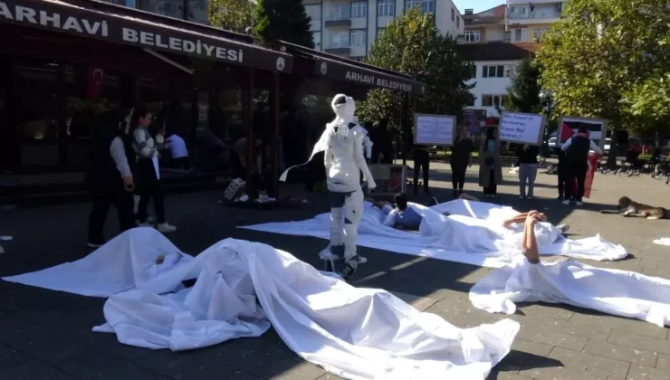 Arhavi’de Üniversite Öğrencilerinden Kefenli Protesto